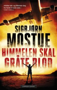 Forside av boka "Himmelen skal gråte blod" av Sigbjørn Mostue. Jagerfly og mann med armene mot gul himmel.