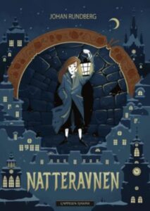 Forside av boka "Natteravnen" av Johan Rundberg. Bilde av jente med gammeldags lykt i en by.