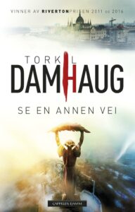 Forside av boka "Se en annen vei" av Torkil Damhaug. Kvinneleig statue som holder blad over hode og by i bakgrunn.
