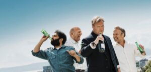 Bilde av skuespillerne som spiller i Riksteaterets stykke Ett glass til.  Foto: Fredrik Arff.